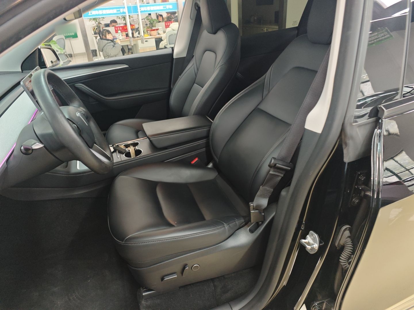 Переднее сиденье в автомобиле