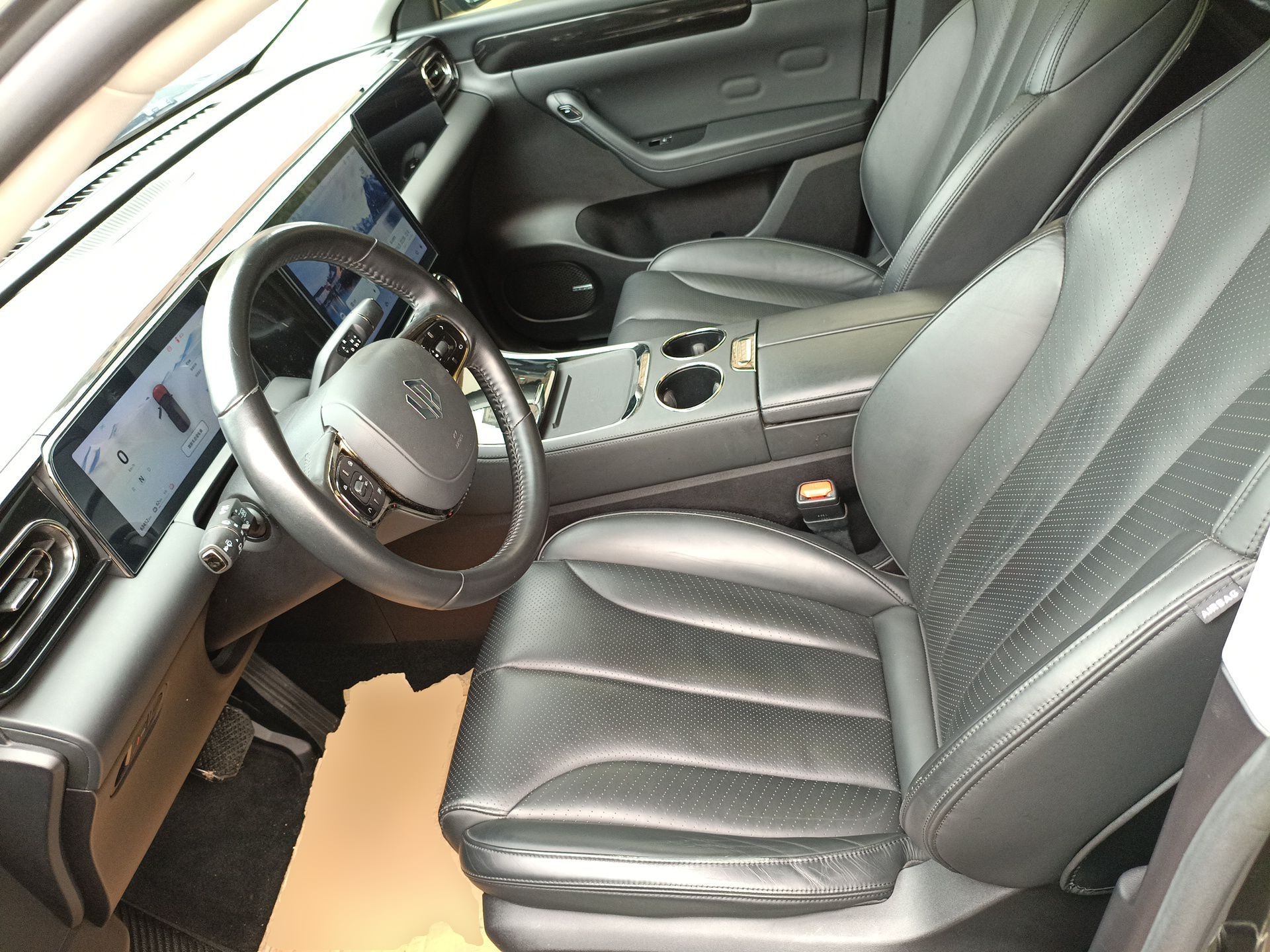 Переднее сиденье в автомобиле