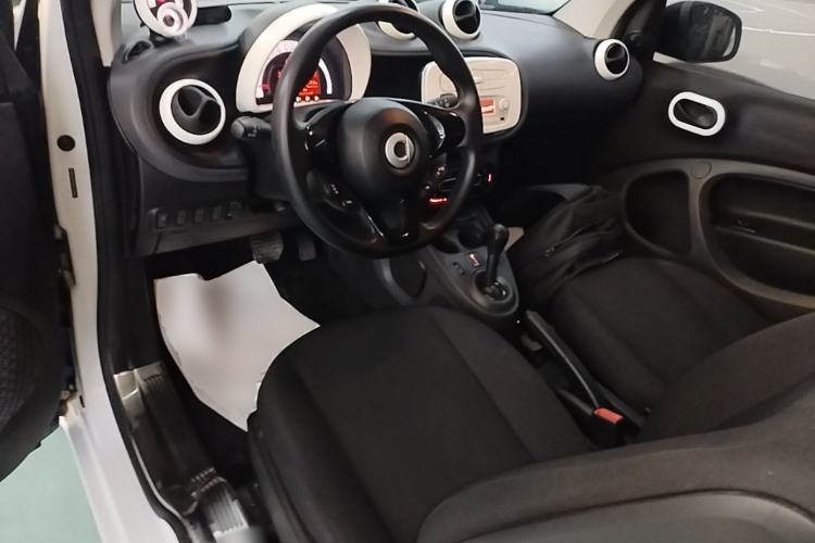 Used smart fortwo 2015 1.0L 52 kW hardtop Dynamic version
