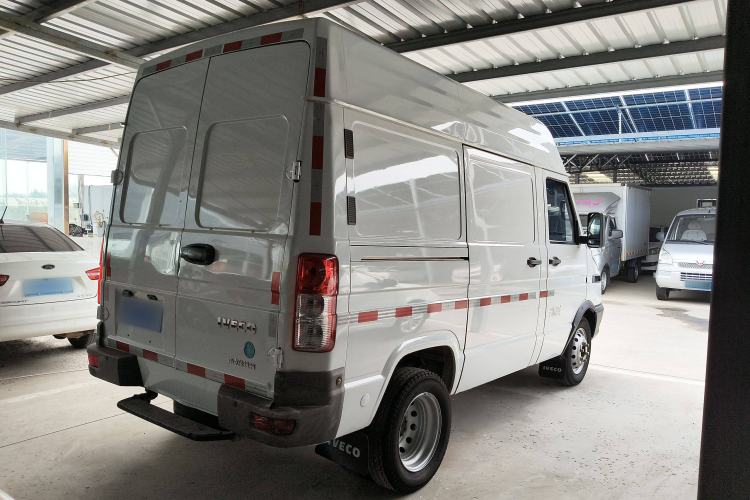 Used Iveco Daily 2021 2.5T V35 2-3 Seater Short Wheelbase Mid-Roof Dual Tire Side-Sliding Doors