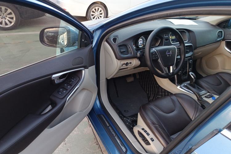 Used Volvo V40 2015 1.6T Zhiya Edition
