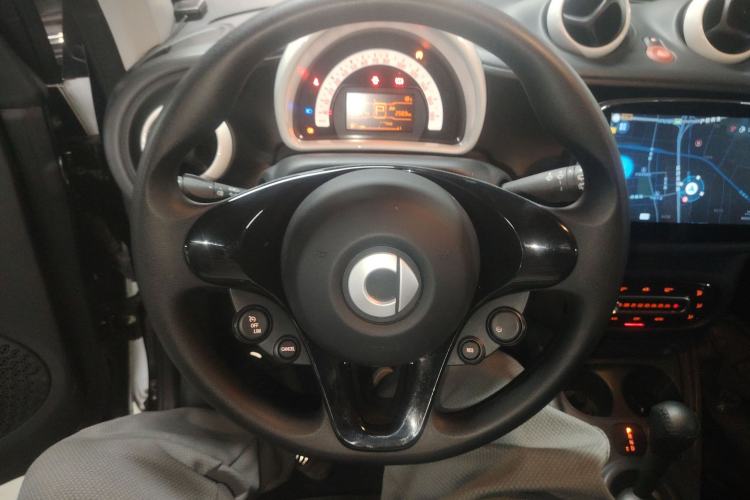 Used smart fortwo 2015 1.0L 52 kW hardtop Dynamic version