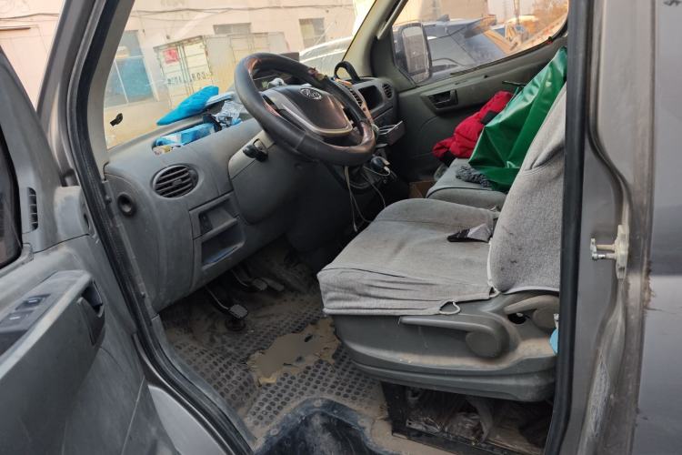 Used SAIC MAXUS Xintu V80 2017 2.5T 5-Speed Manual Aoyuntong National V Short Wheelbase Mid-Roof 5/6/10-Seater
