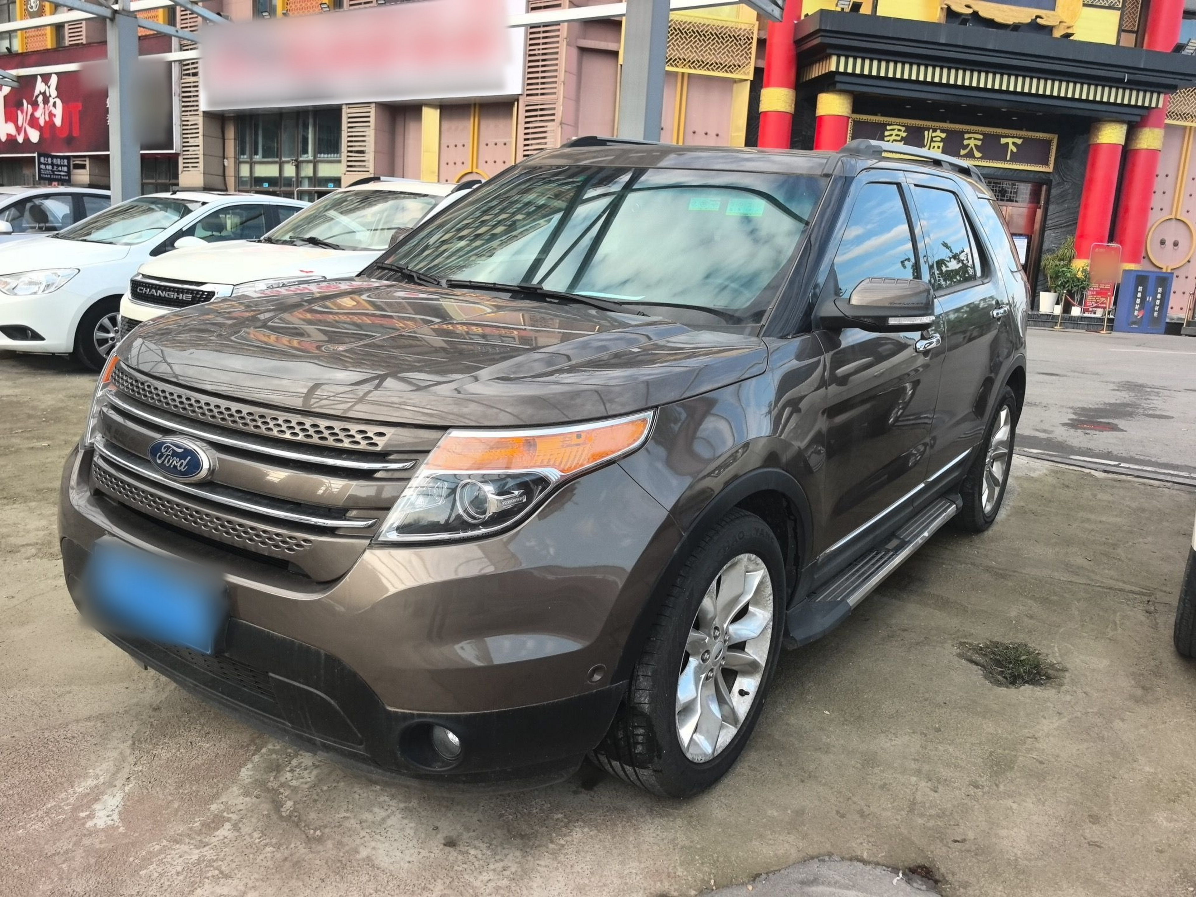 Под передней частью автомобиля