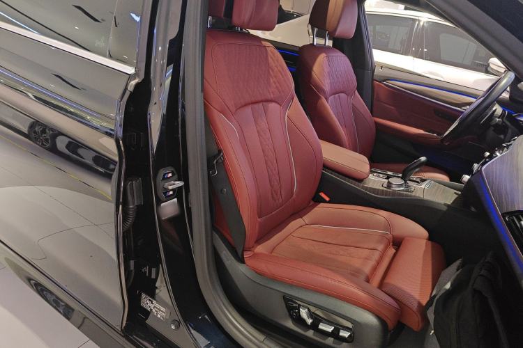 Used BMW 5 Series 2022 Second Facelift 530Li Luxury Version M Sport Package Right Front Seat