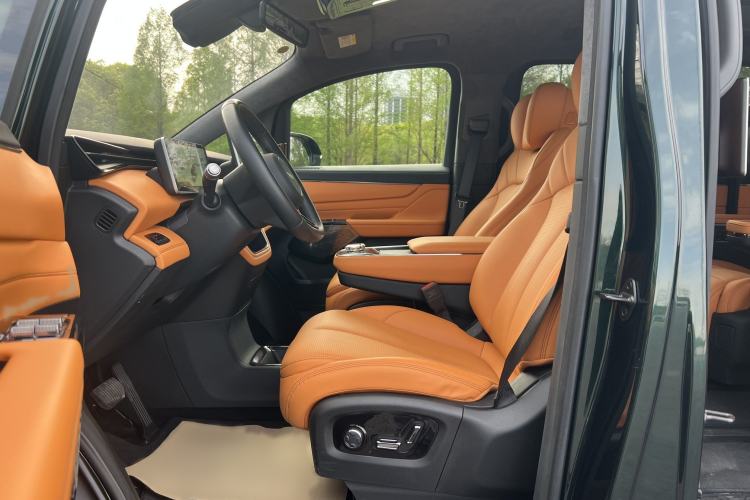 Used Geely Galaxy LEVC L380 2024 140-Degree 6-Seater All-Wheel-Drive Ultra Interior 1