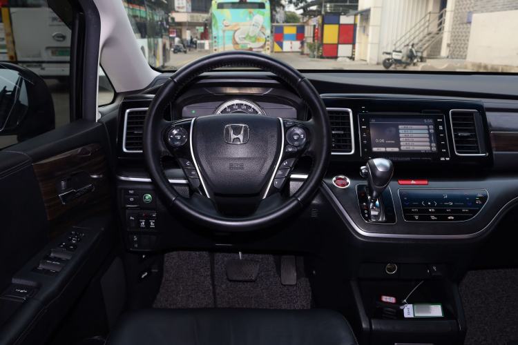 Used Honda Elysion 2016 2.4L Supreme Edition Interior 3