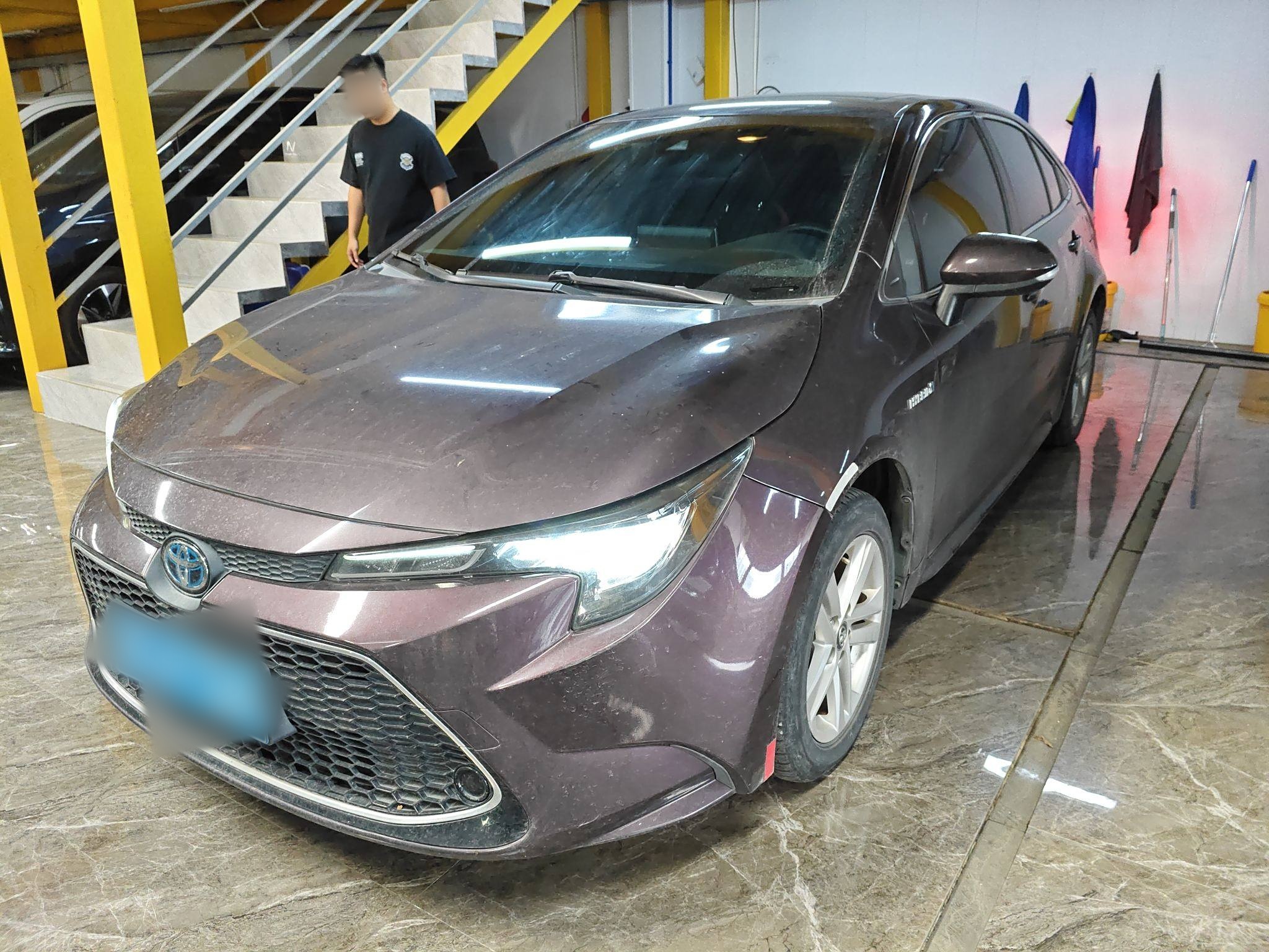 تحت مقدمة السيارة