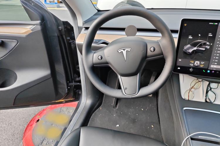 Used Tesla Model Y 2022 Long-Range All-Wheel-Drive Version
