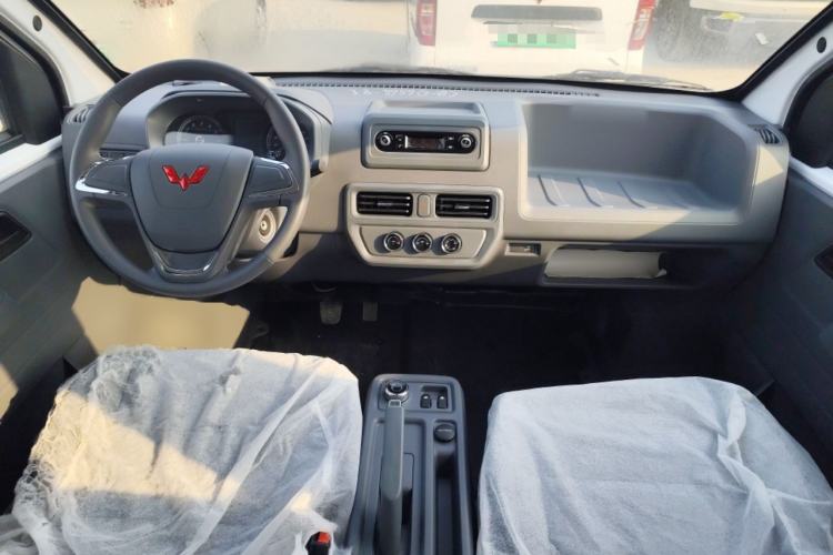 Used Wuling Yangguang 2024 300KM Comfort Version Passenger Van 75kW