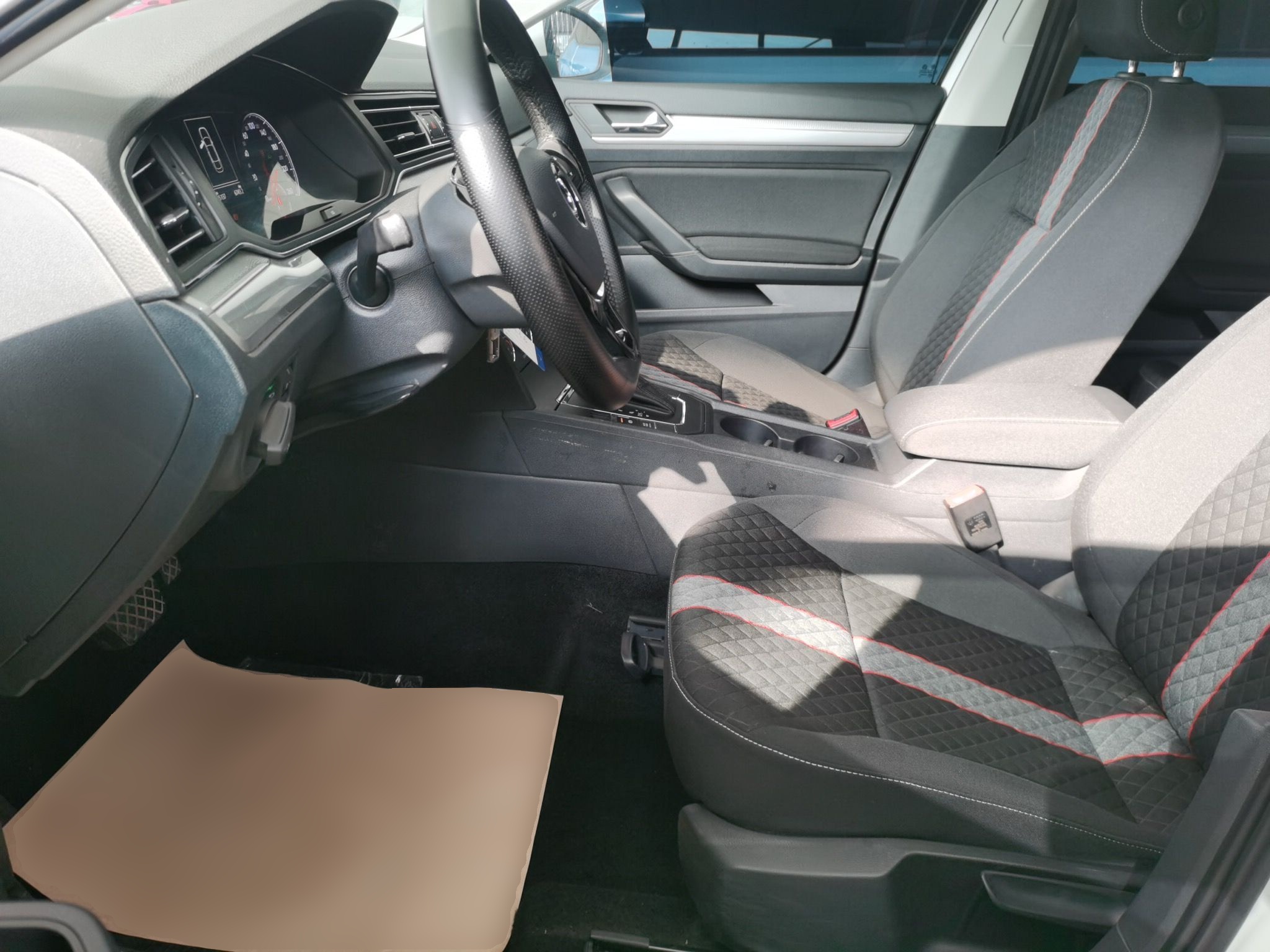 Переднее сиденье в автомобиле