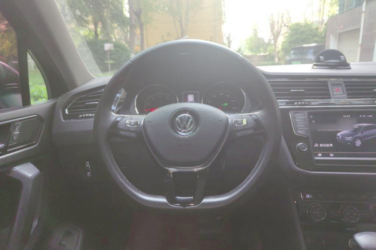 Used Volkswagen Tiguan L 2017 380TSI Automatic All-Wheel-Drive Luxury Edition Steering Wheel