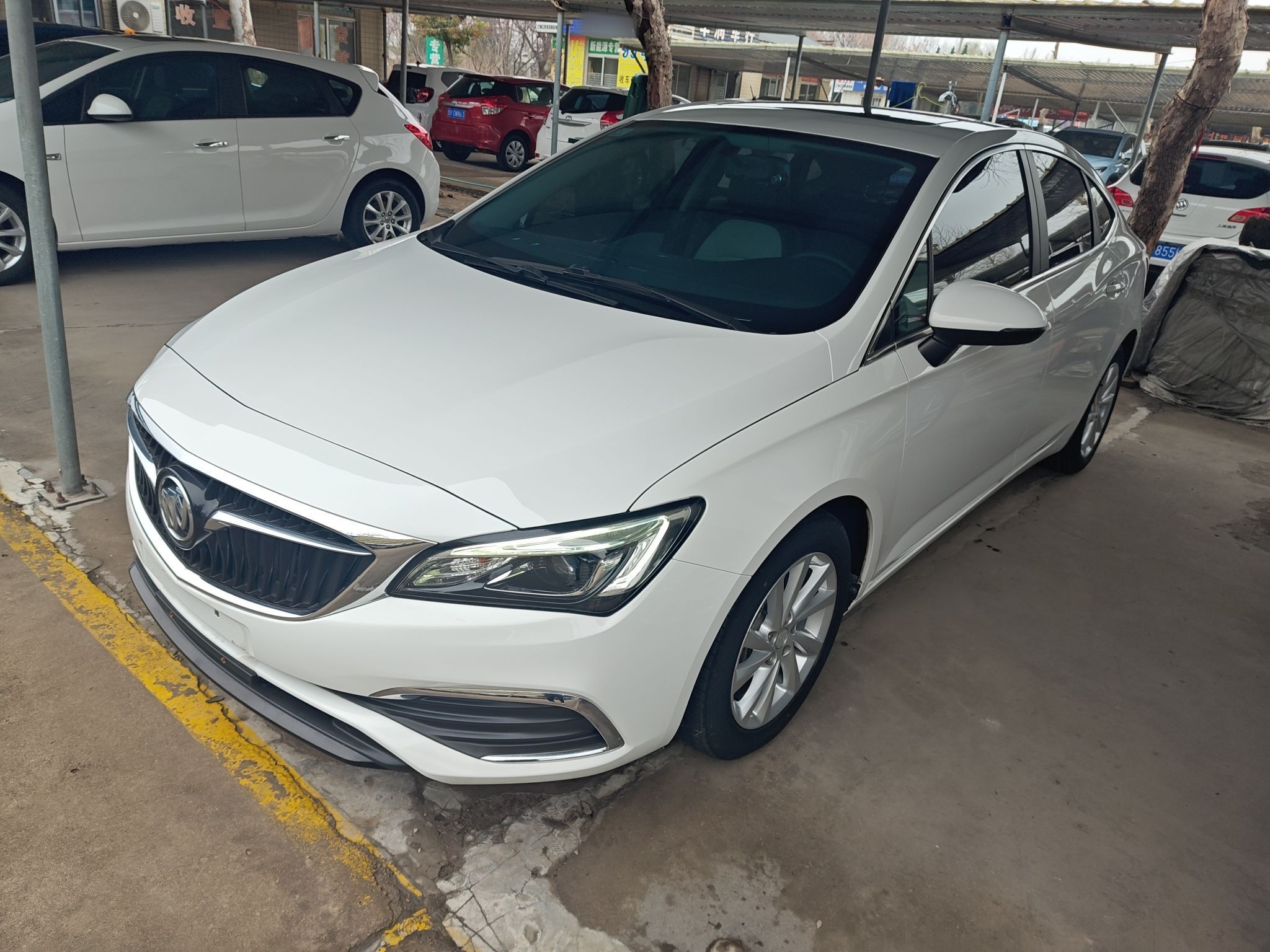 Под передней частью автомобиля