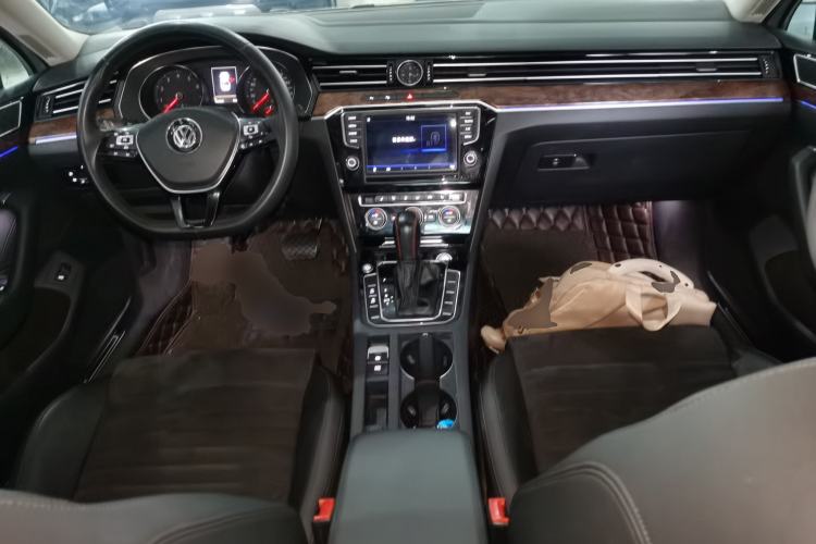 Used Volkswagen Magotan 2017 330TSI DSG Luxury Model Center Console