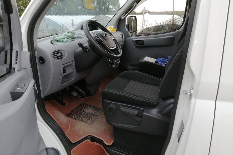 Used SAIC MAXUS Xintu V80 2023 2.0T AMT Classic Aoyuntong Power Version Short Wheelbase Mid-Roof Design 5/6 Seats