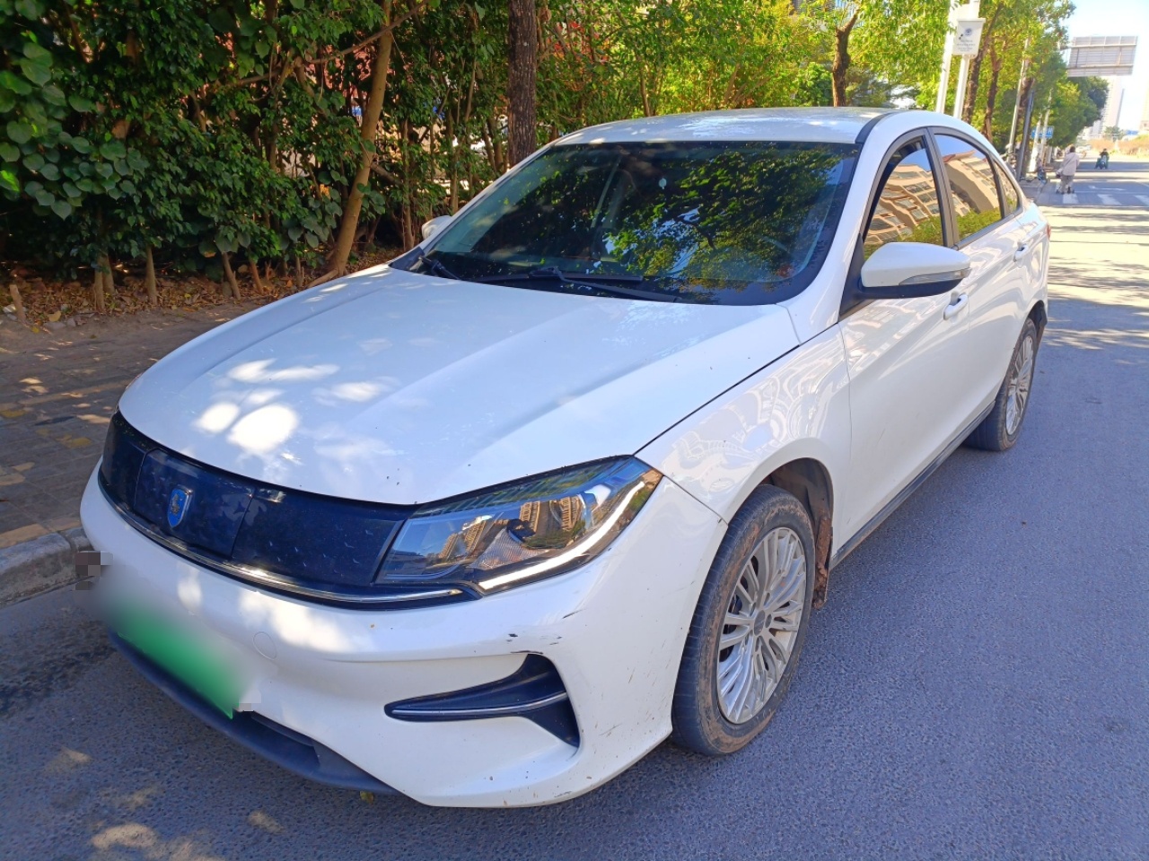 Под передней частью автомобиля