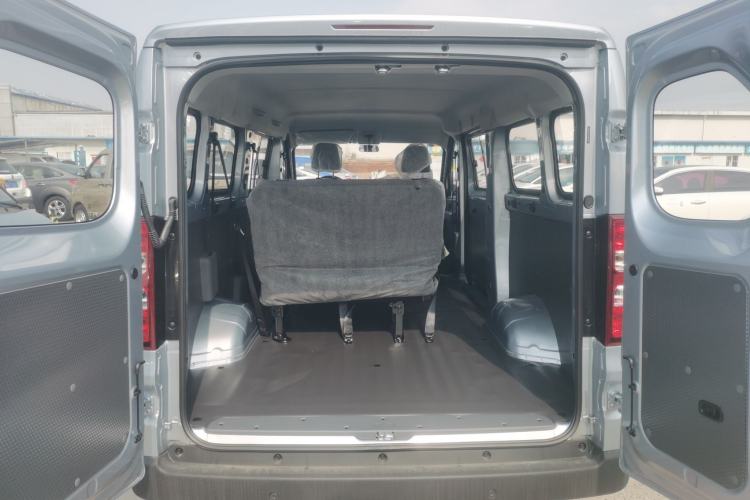 Used Wuling Yangguang 2024 300KM Comfort Version Passenger Van 75kW