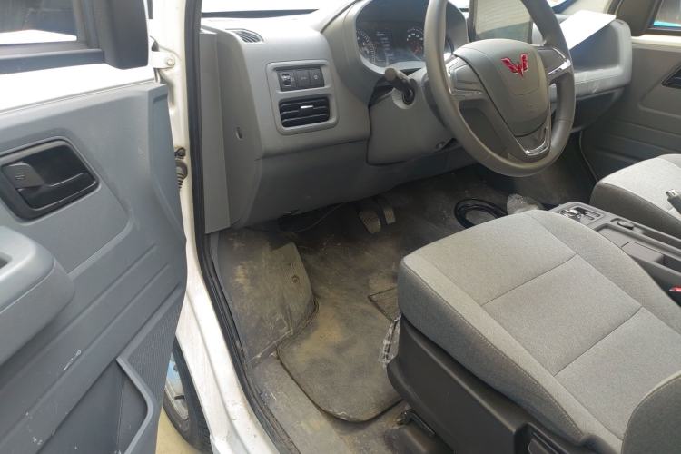 Used Wuling Yangguang 2024 300KM Comfort Version Passenger Van 75kW Driver Seat