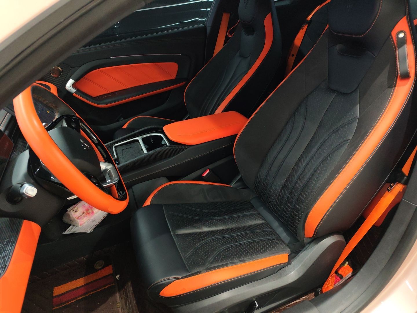 المقاعد الأمامية داخل السيارة