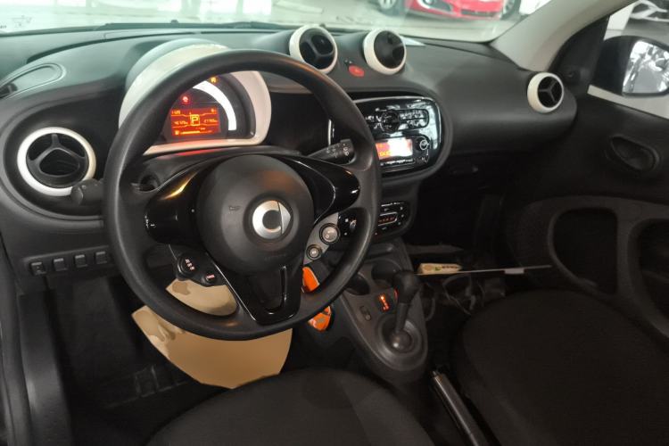 Used smart fortwo 2015 1.0L 52 kW hardtop Dynamic version