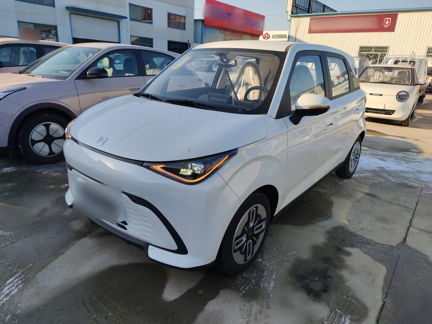 تحت مقدمة السيارة