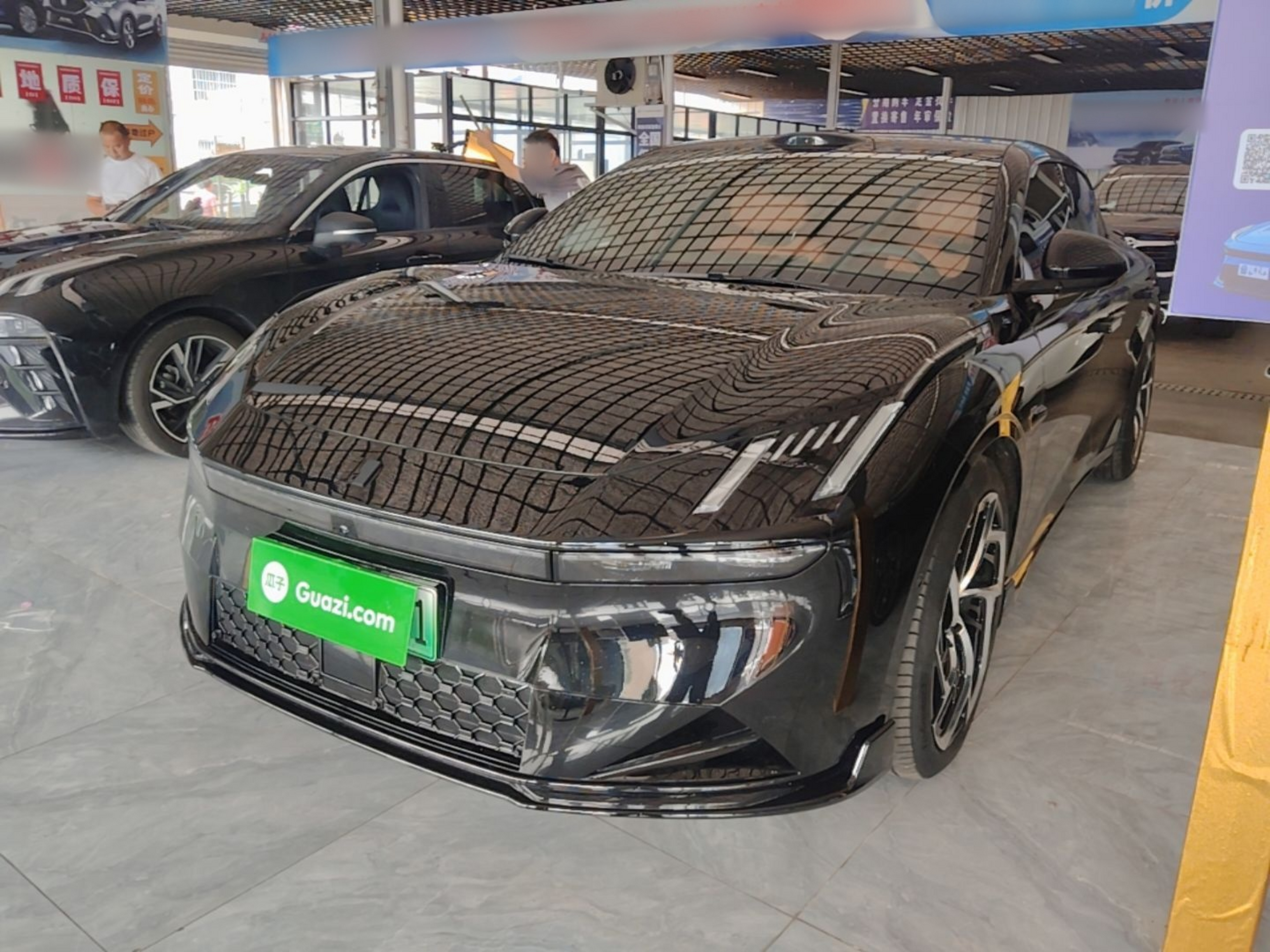 Unter der Vorderseite des Autos