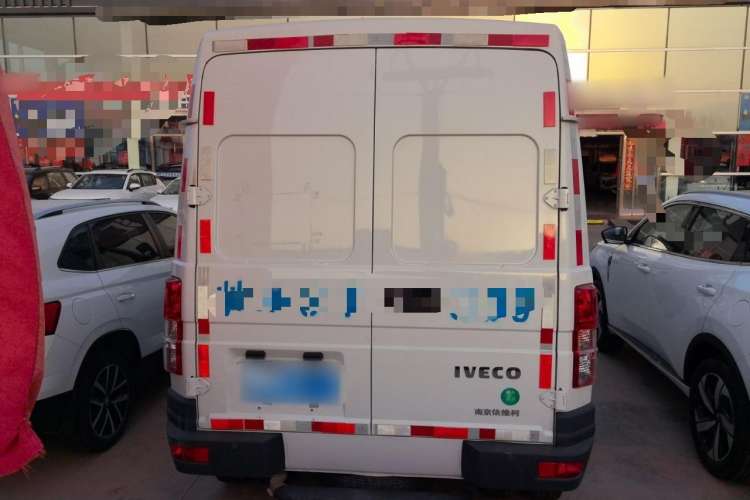 Used Iveco Daily 2021 2.8T V35 VAN厢式 van 3-seater short wheelbase mid-roof design with dual tires and manual doors
