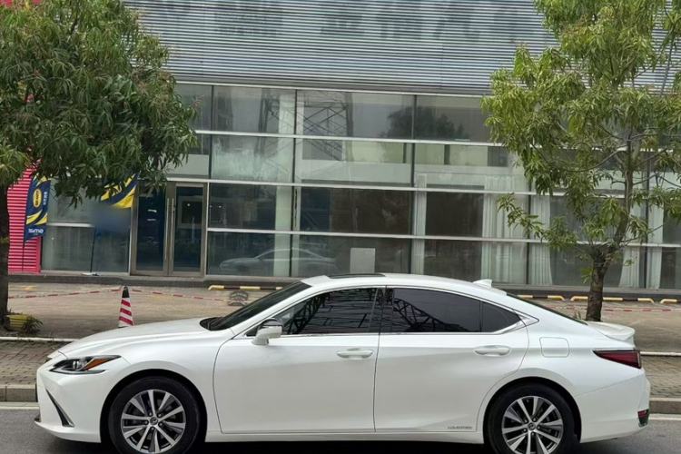 Used Lexus ES 2020 300h Premier Edition Exterior 5