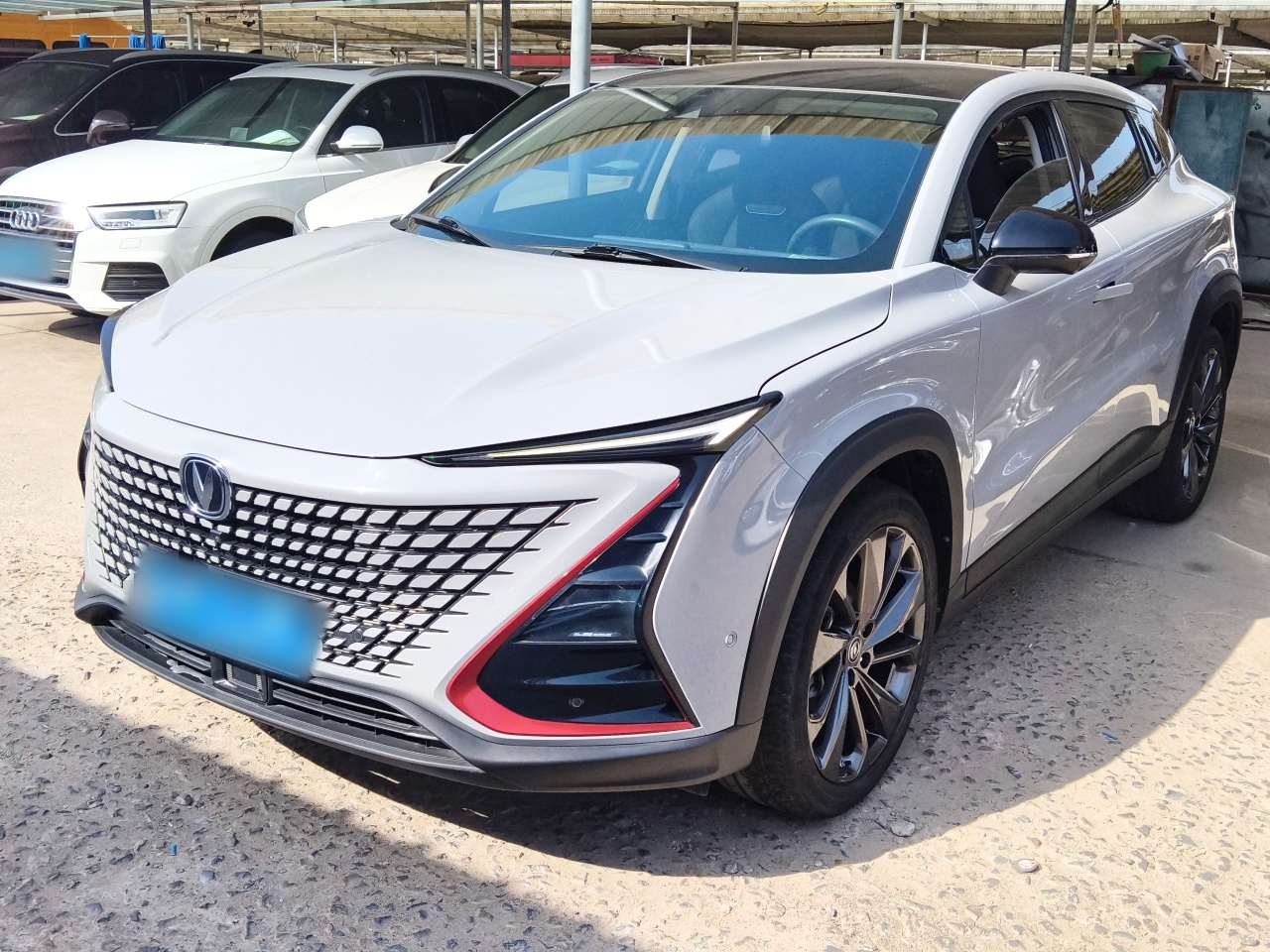 Под передней частью автомобиля