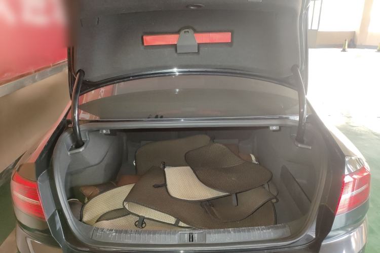 Used Volkswagen Magotan 2017 330TSI DSG Luxury Model Trunk