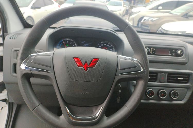 Used Wuling Yangguang 2024 300KM Comfort Version Passenger Van 75kW
