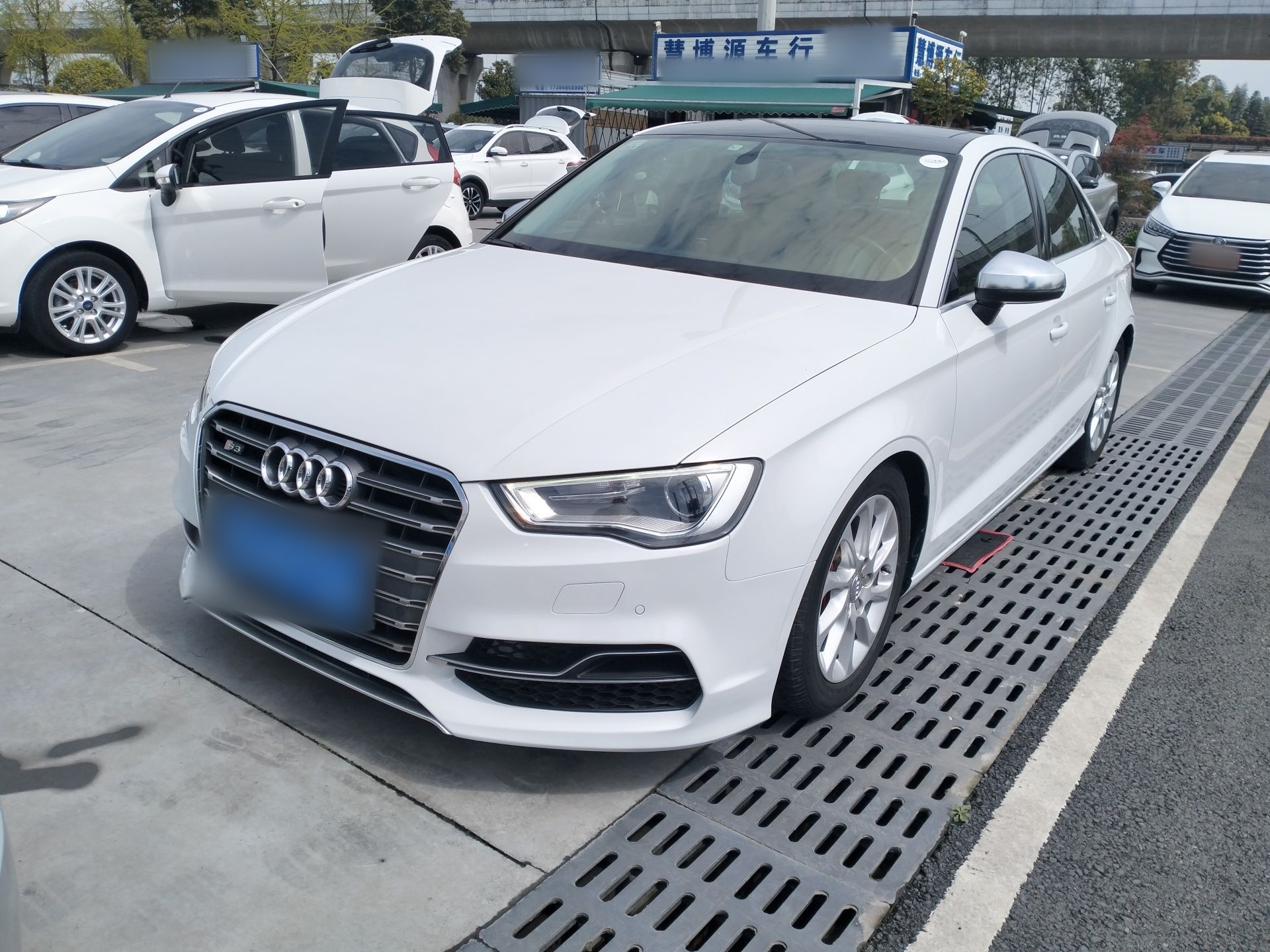 Под передней частью автомобиля