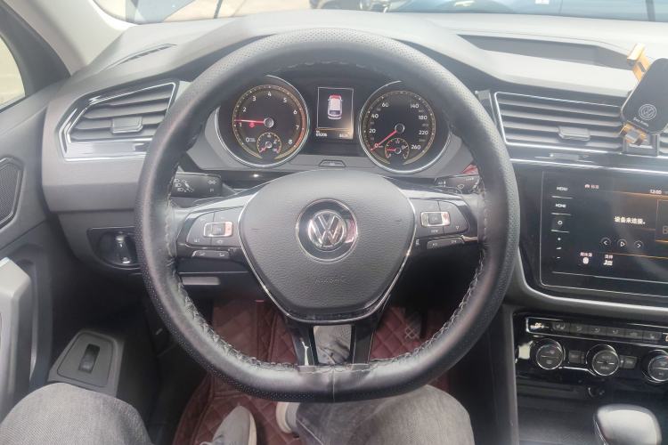 Used Volkswagen Tiguan L 2019 380TSI Automatic All-Wheel Drive Luxury Edition with 7 Seats China VI Standard Steering Wheel