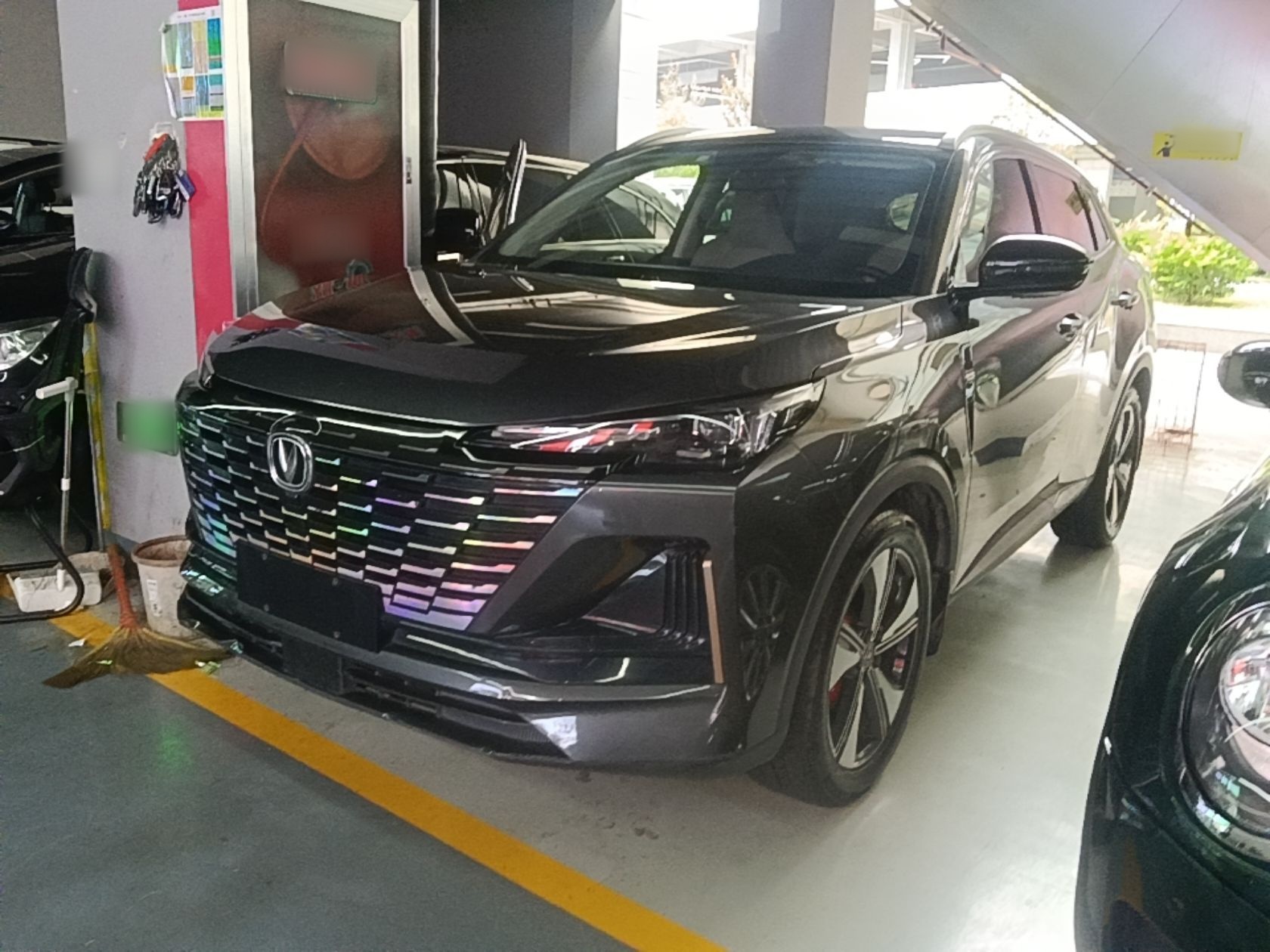 Под передней частью автомобиля