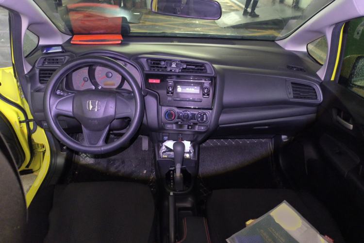 Used Honda Fit 2014 1.5L LX CVT Comfort Model Center Console