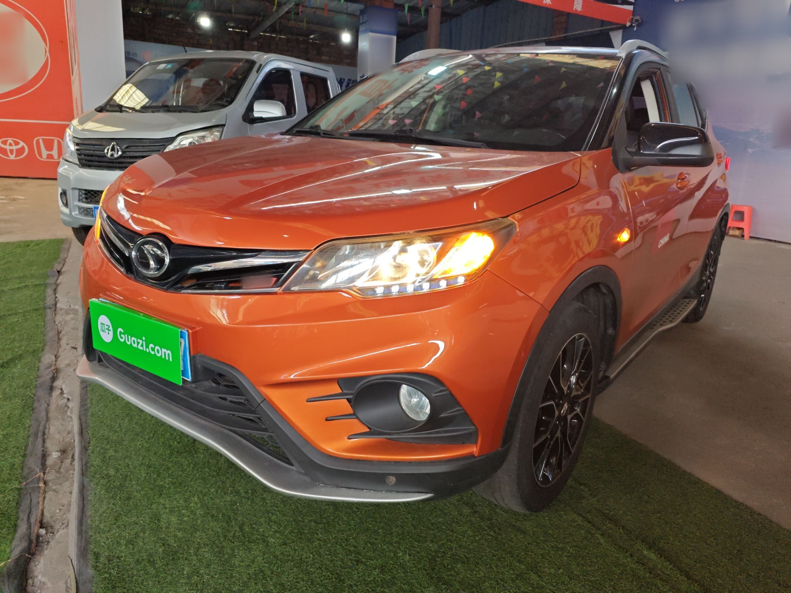 تحت مقدمة السيارة