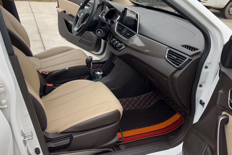 Used Baojun 310W 2017 1.5L Manual Fashion Model China V