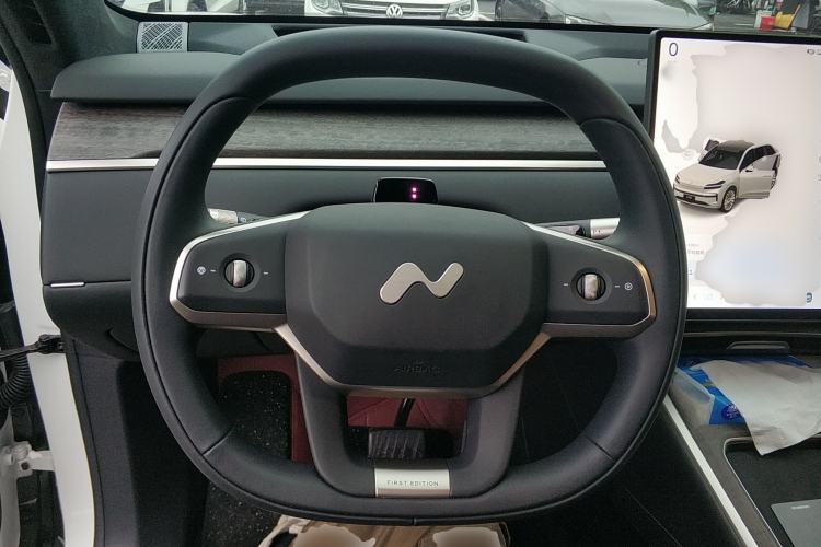 Used ONVO Luxeed L90 2025 Model—Max Six-Seater Version Steering Wheel