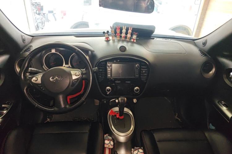 Used Infiniti ESQ 2014 1.6L Spontaneous Edition Center Console