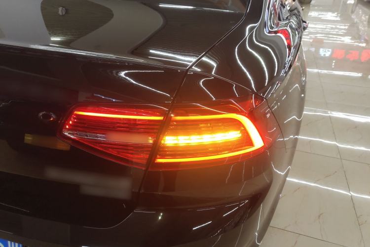 Used Volkswagen Magotan 2018 330TSI DSG Luxury Model Right Rear Taillight