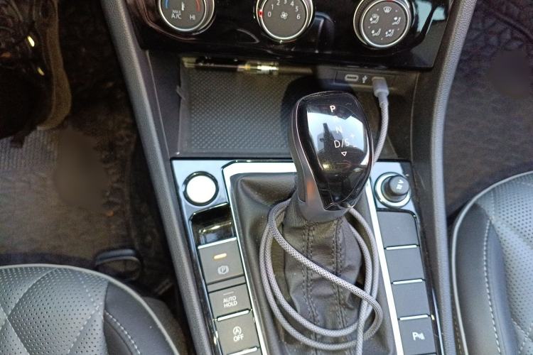 Used Volkswagen Sagitar 2025 300TSI DSG Excellence Edition Gear Lever