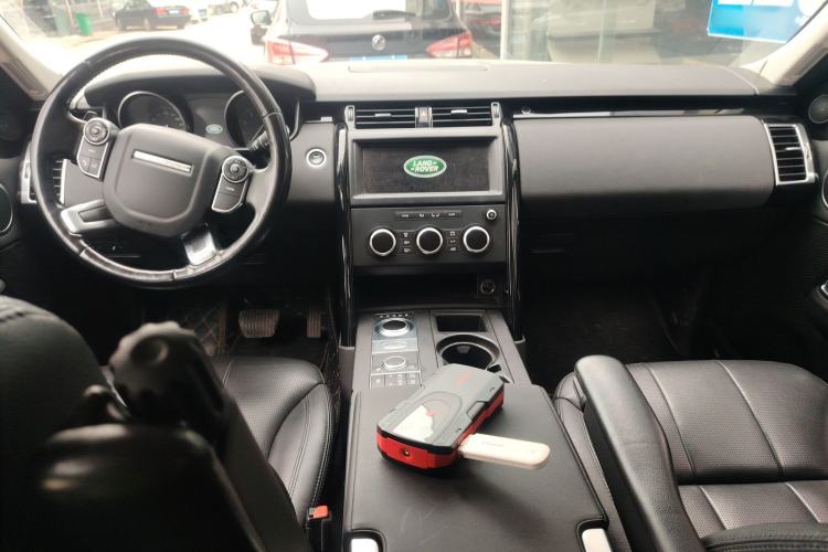 Used Land Rover Discovery 2018 3.0 SC V6 SE Center Console