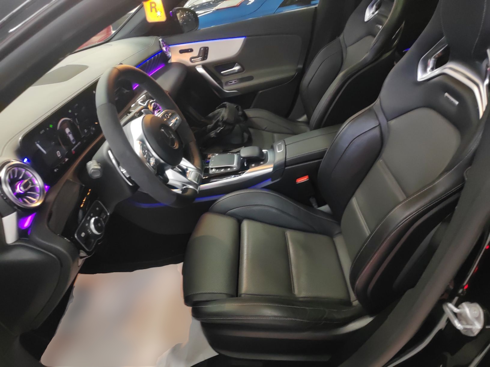 المقاعد الأمامية داخل السيارة