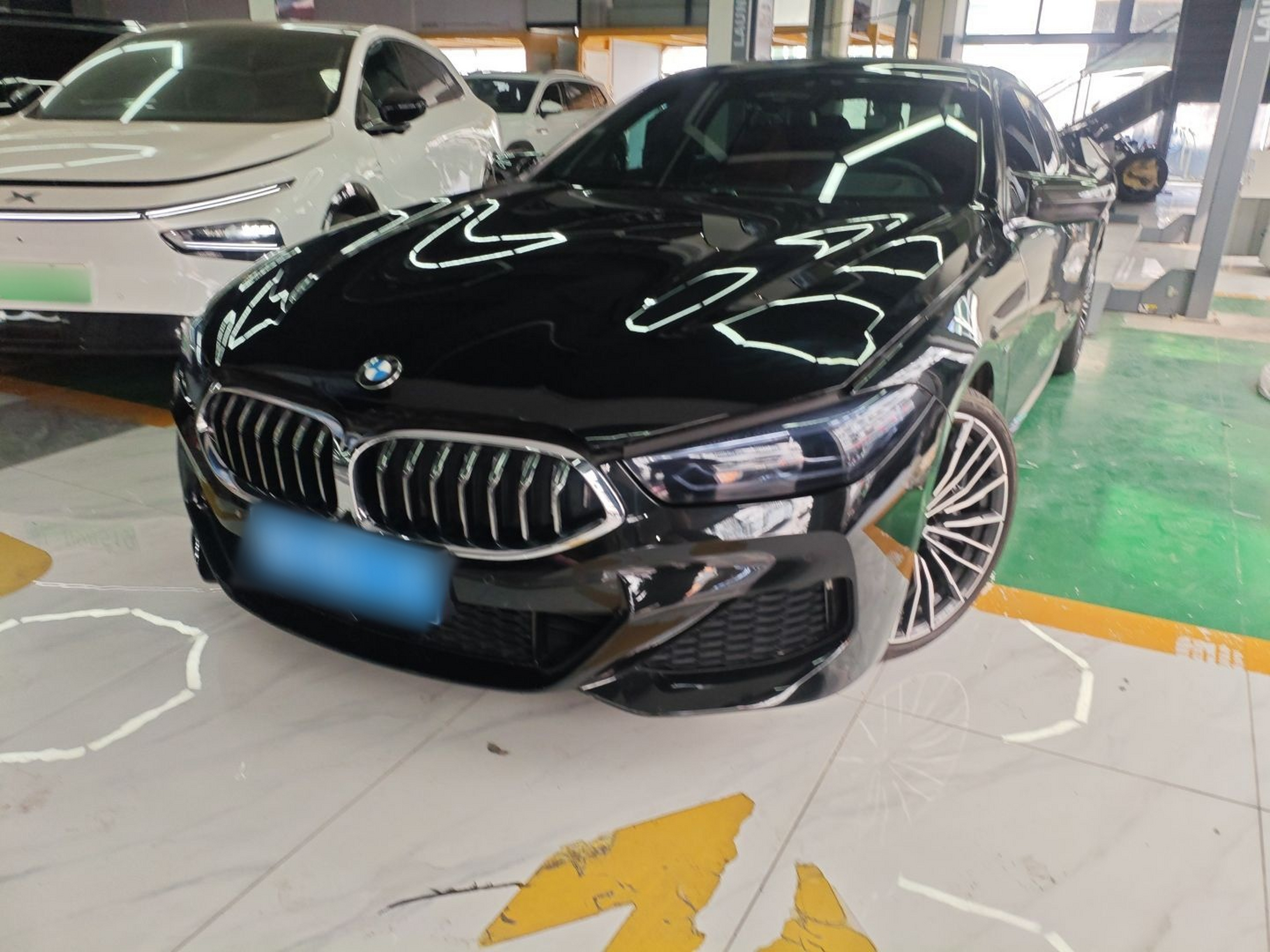 Под передней частью автомобиля