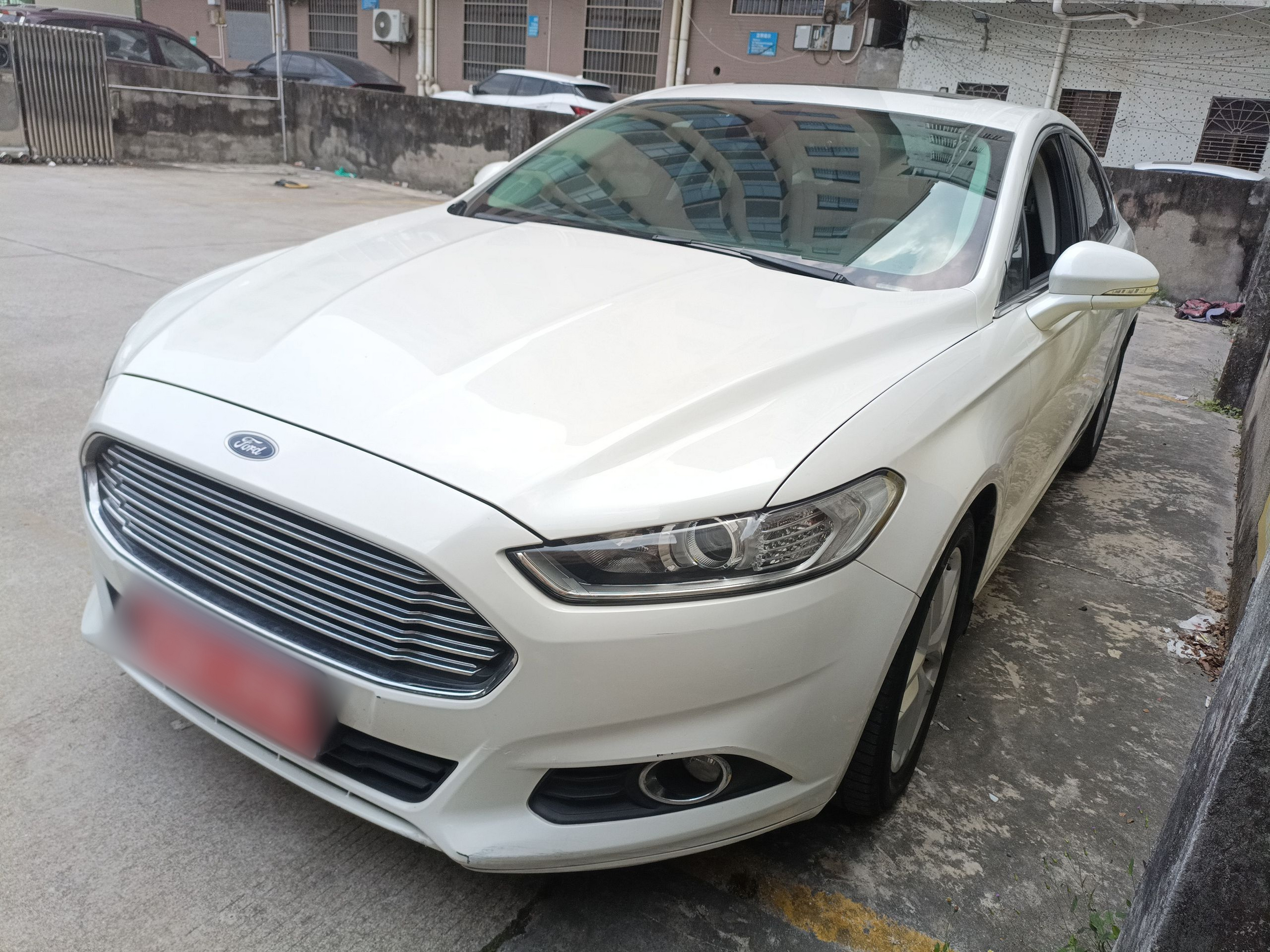 تحت مقدمة السيارة