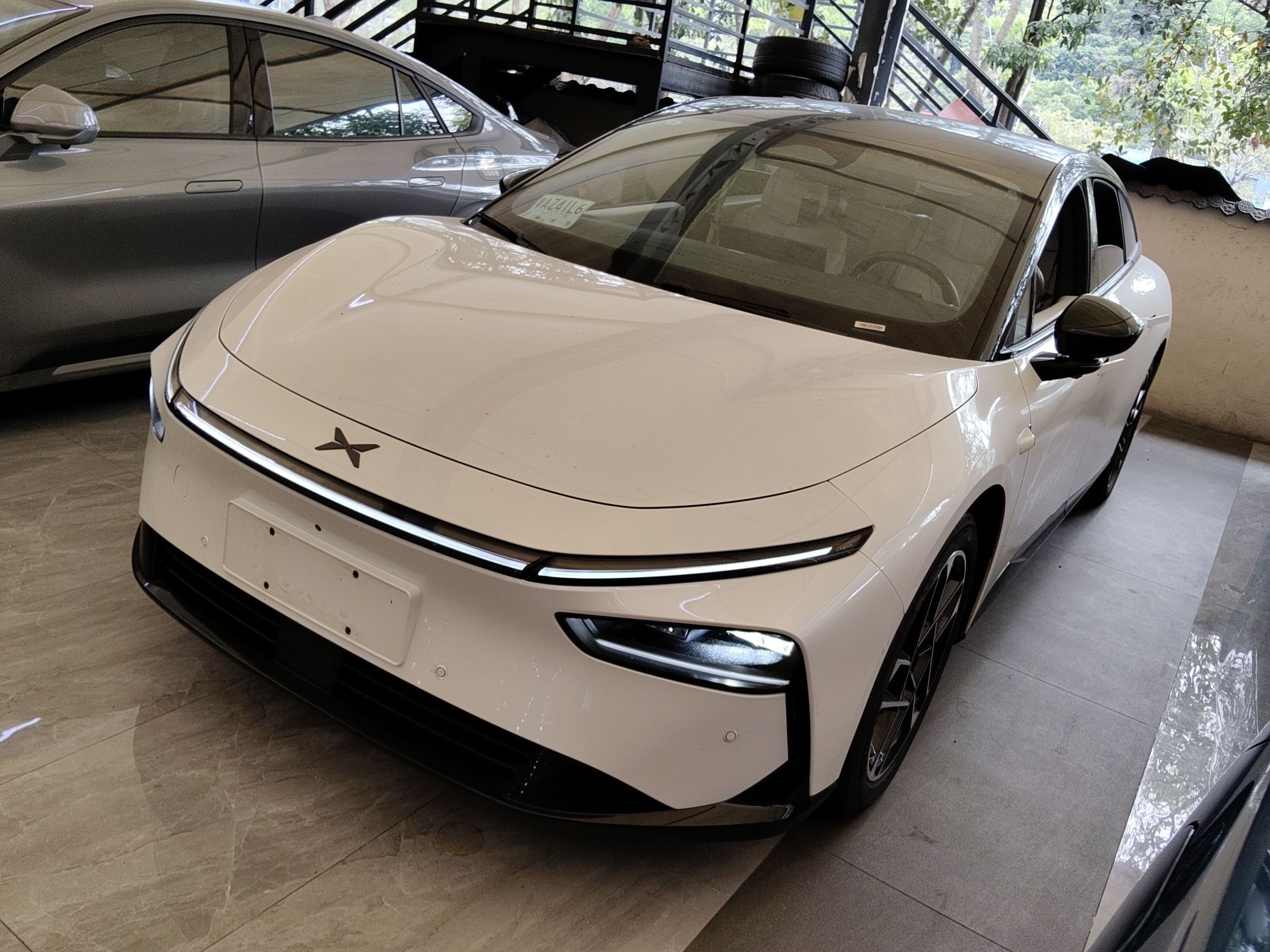 تحت مقدمة السيارة