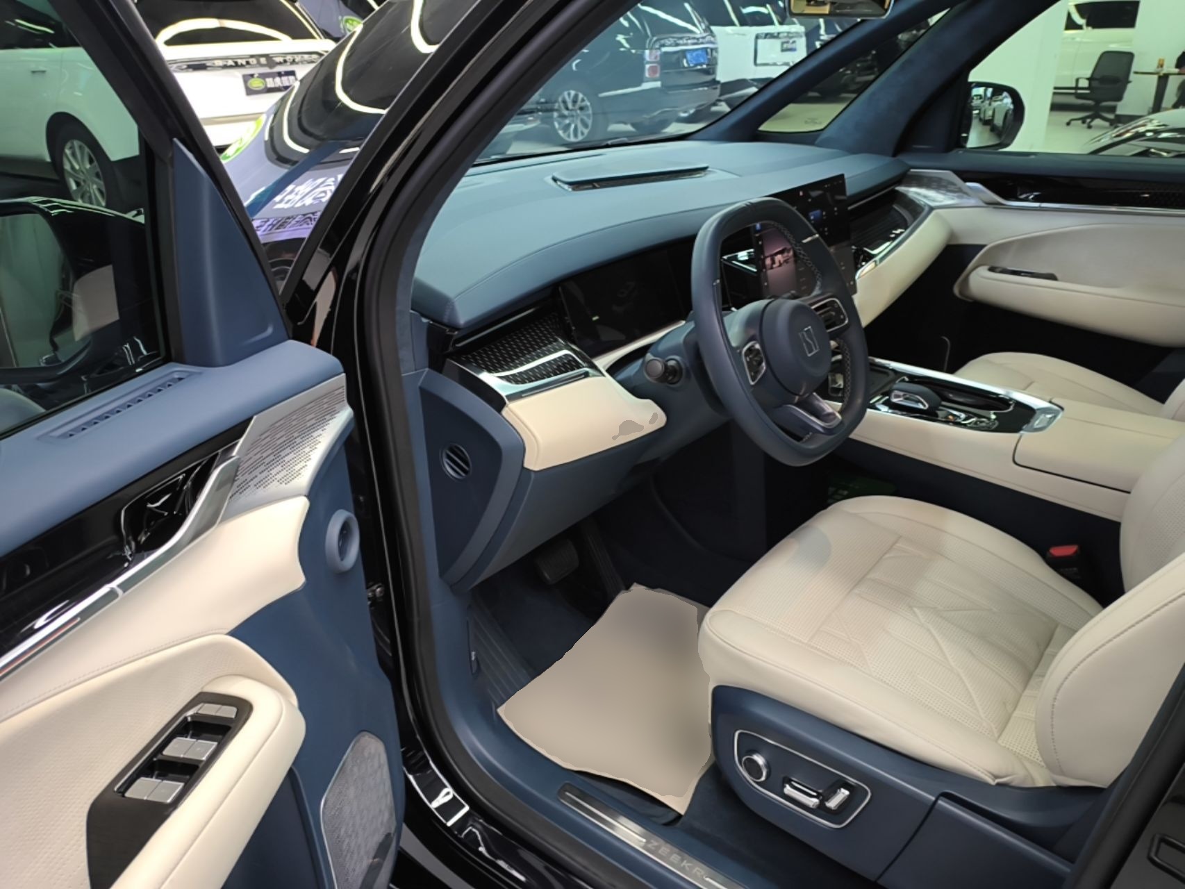 Zeekr 009 2024 7-Seater Walk-Through Version Four-Wheel Drive 108 kWh — снимка 18