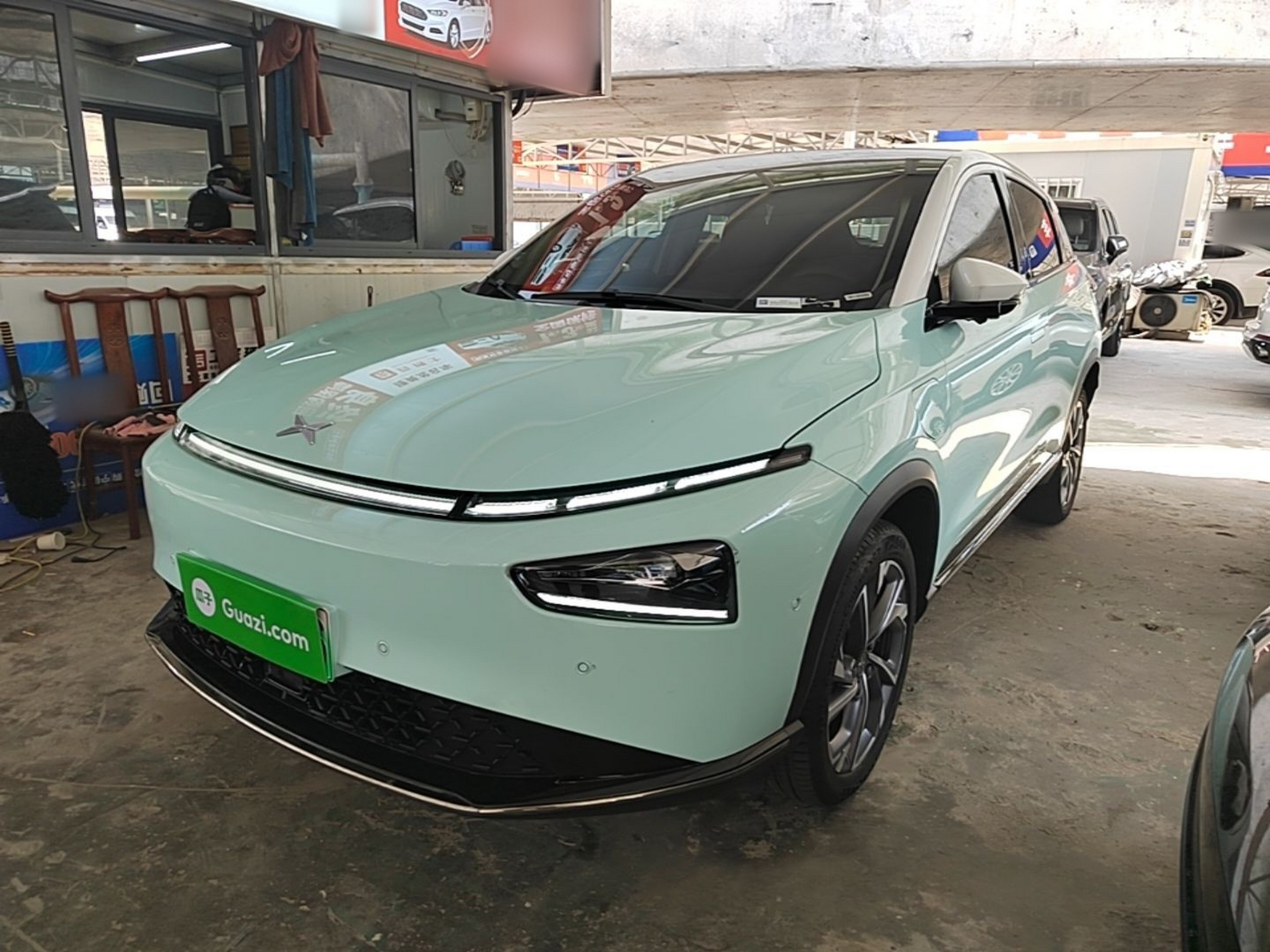 Под передней частью автомобиля