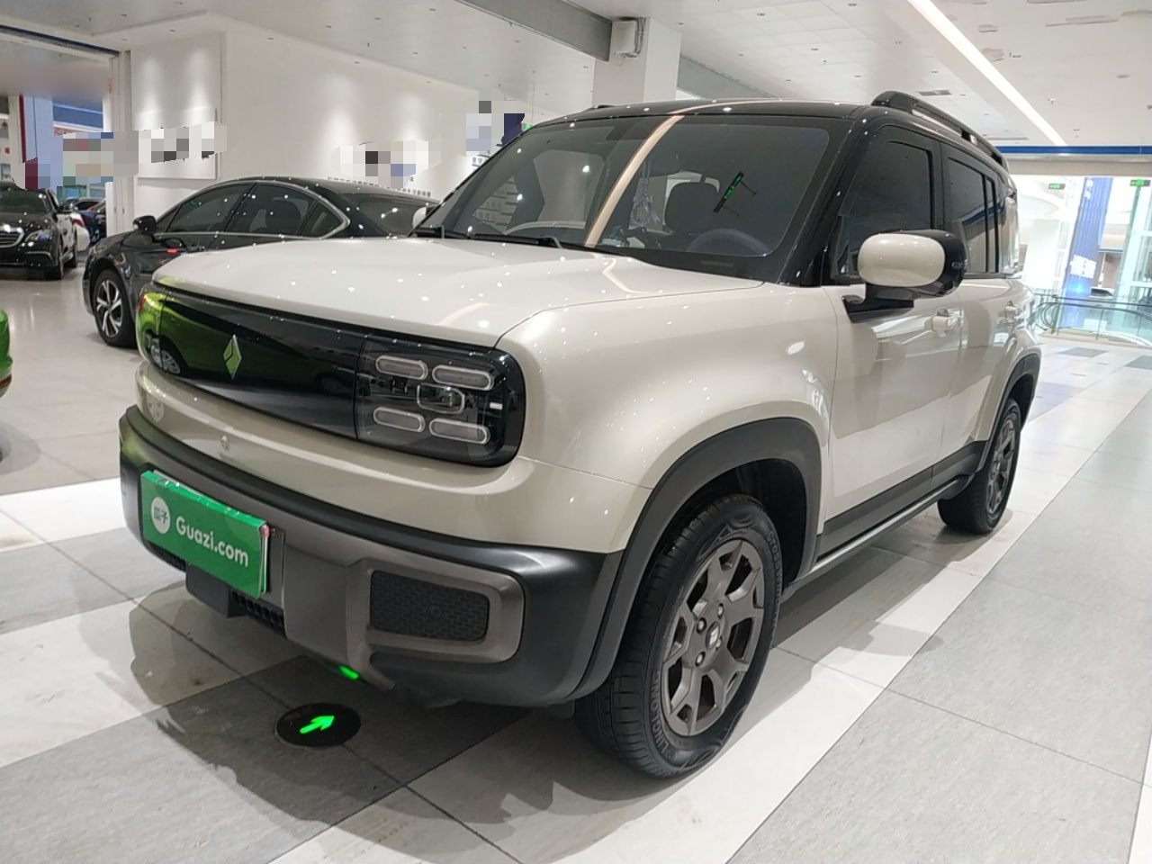 تحت مقدمة السيارة