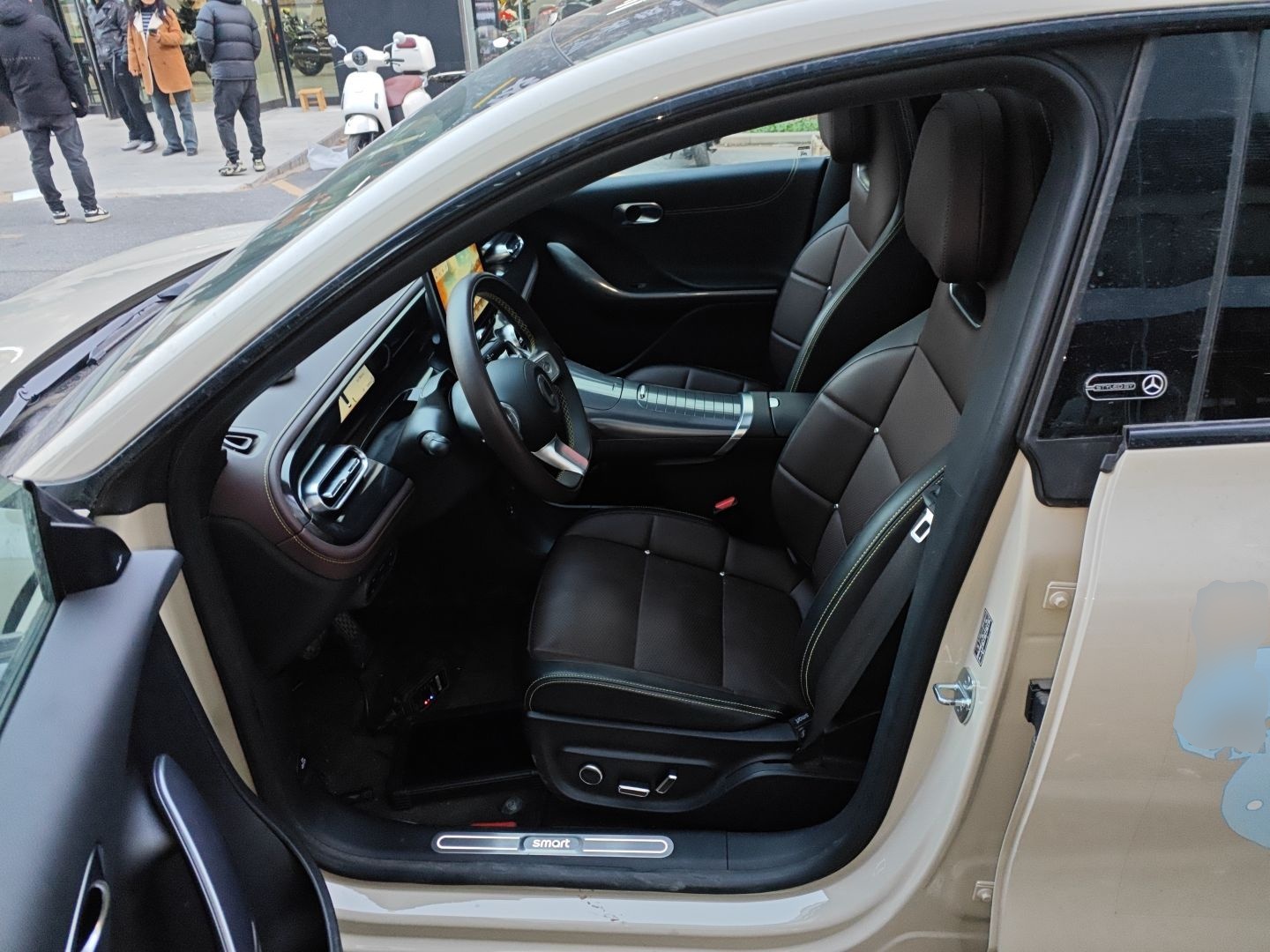 المقاعد الأمامية داخل السيارة